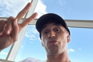 心情不错！转会曼联告吹，大马丁奔赴国家队&amp;社媒晒“比耶”自拍