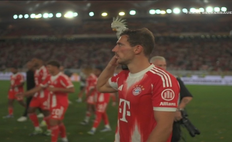 格雷茨卡延续夺冠传统 德超杯庆典再现肩扛鹦鹉名场面