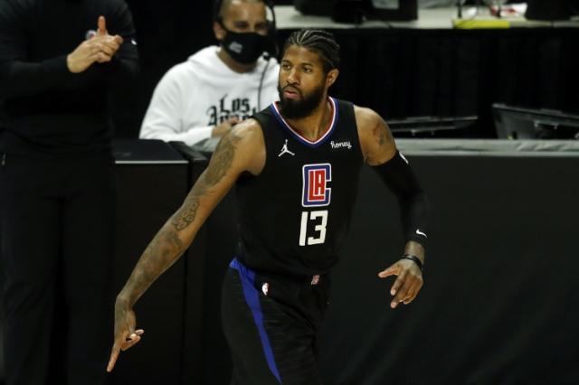 开云体育中国-【现场】当德克欢呼的时候 懵逼的卢指导做了什么？